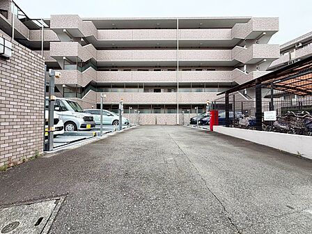 駐車スペースが嬉しいですね。※空き状況は都度ご確認下さい。