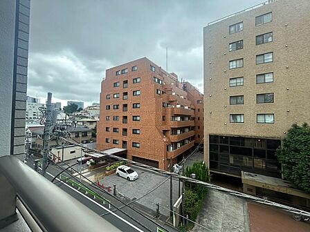 陽当たり・通風・開放感に恵まれた環境です。