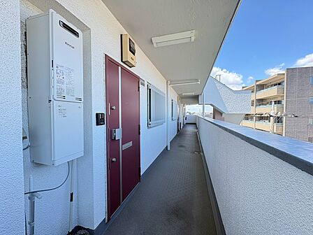 清潔感のある落ち着いた雰囲気の玄関です。