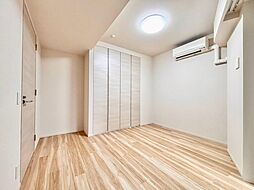 清かで艶やかな時間をもたらしてくれる室内です。