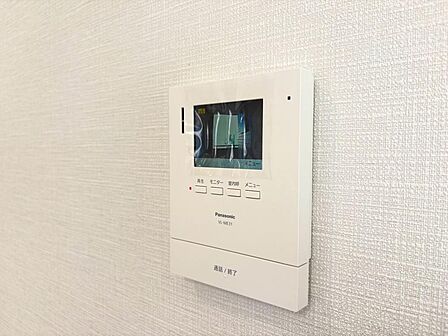 誰が来てもわかる様にモニター付きインターホンを設置。
