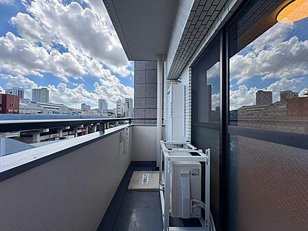 朝の澄んだ空気や、夕方に吹く清々しい風を感じられるバルコニー。