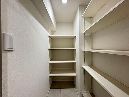 家電やスーツケース、ストック品など何でも片付く嬉しい空間です。