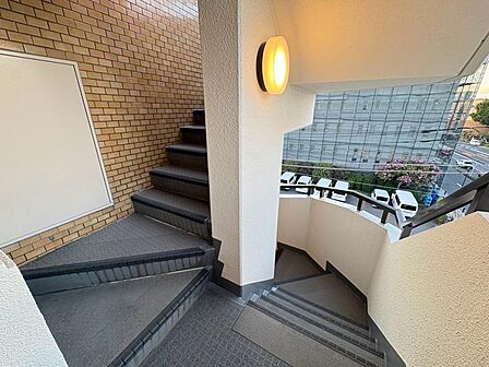 共用部の階段です。明るく清潔に管理されています。