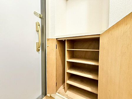 家電やスーツケース、ストック品など何でも片付く嬉しい空間です。