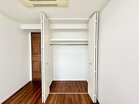 家電やスーツケース、ストック品など何でも片付く嬉しい空間です。
