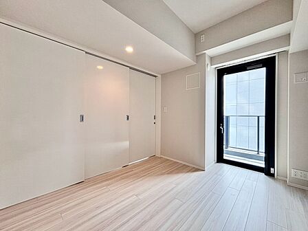 清かで艶やかな時間をもたらしてくれる室内です。