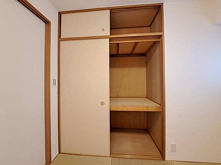 家電やスーツケース、ストック品など何でも片付く嬉しい空間です。