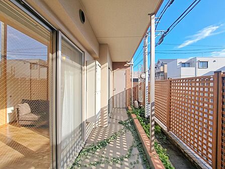 朝の澄んだ空気や、夕方に吹く清々しい風を感じられるバルコニー。