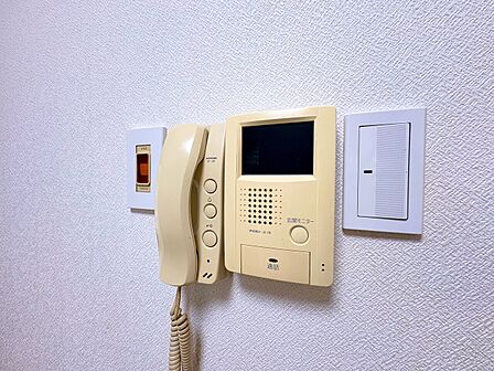 誰が来てもわかる様にモニター付きインターホンを設置。