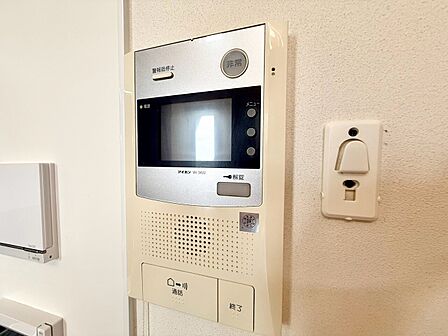 誰が来てもわかる様にモニター付きインターホンを設置。