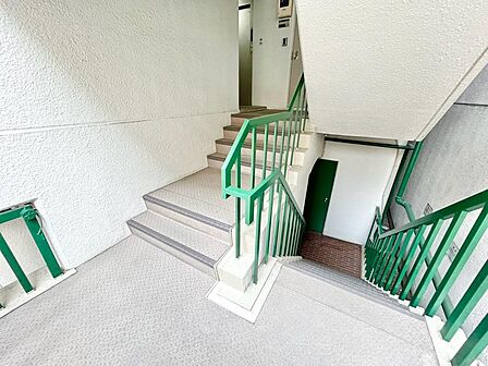 共用部の階段です。明るく清潔に管理されています。
