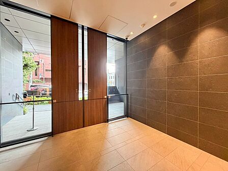 マンションの敷地内には、中庭もございます。