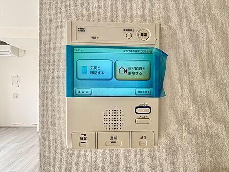 誰が来てもわかる様にモニター付きインターホンを設置。
