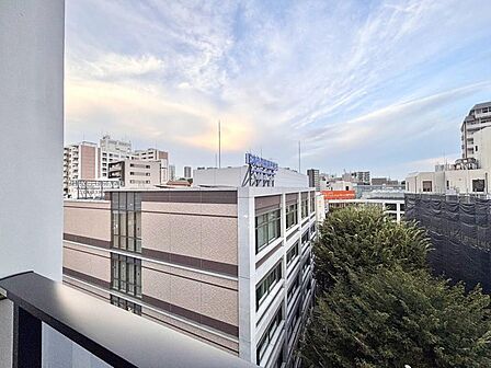 眺望や窓からの景色が良いと、家で過ごす時間も快適です。