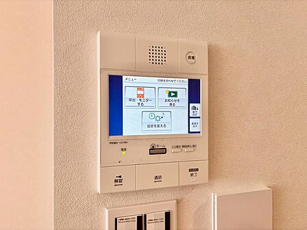 誰が来てもわかる様にモニター付きインターホンを設置。