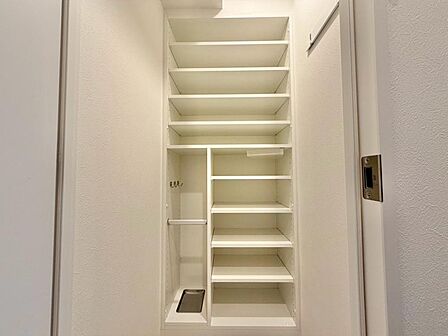 家電やスーツケース、ストック品など何でも片付く嬉しい空間です。