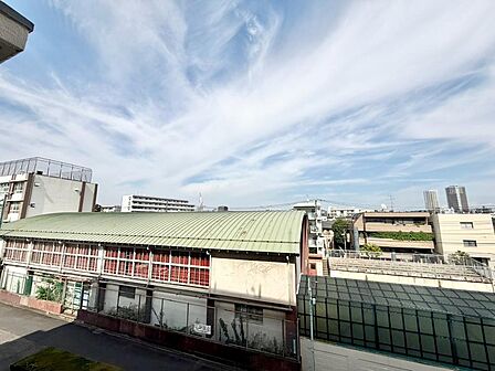 陽当たり・通風・開放感に恵まれた環境です。