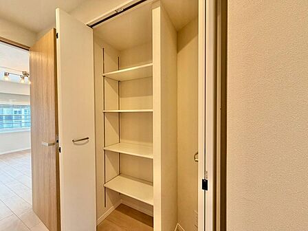 家電やスーツケース、ストック品など何でも片付く嬉しい空間です。