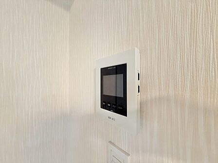 誰が来てもわかる様にモニター付きインターホンを設置。