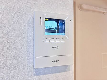 誰が来てもわかる様にモニター付きインターホンを設置。