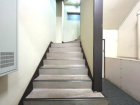 共用部の階段です。明るく清潔に管理されています。