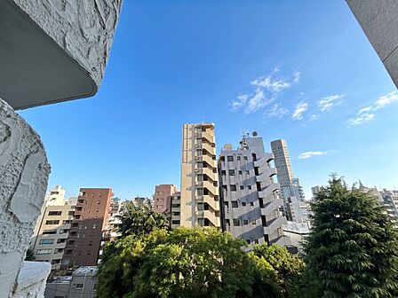 陽当たり・通風・開放感に恵まれた環境です。