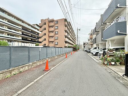 閑静なエリアで、前面道路の交通量は少なく安心です。