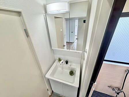 清潔感を感じられる洗面化粧台。