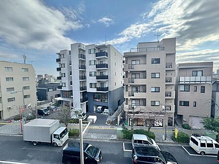 陽当たり・通風・開放感に恵まれた環境です。