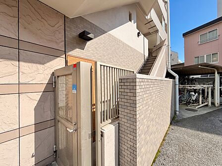 共用部の階段です。明るく清潔に管理されています。