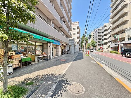 閑静なエリアで、前面道路の交通量は少なく安心です。