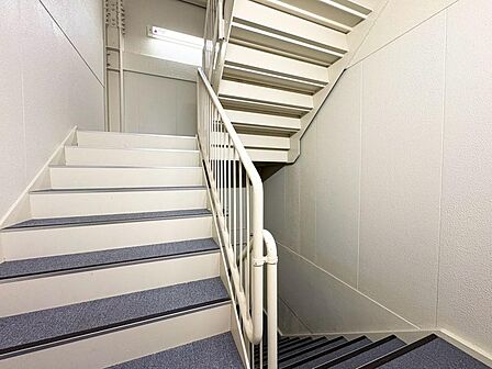 共用部の階段です。明るく清潔に管理されています。
