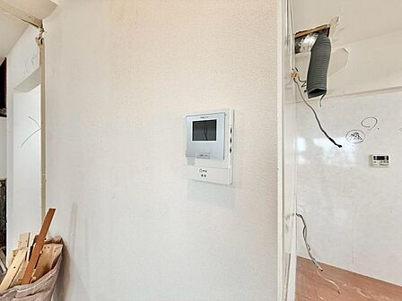 誰が来てもわかる様にモニター付きインターホンを設置。