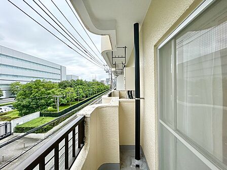 朝の澄んだ空気や、夕方に吹く清々しい風を感じられるバルコニー。