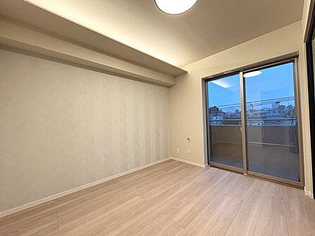 清かで艶やかな時間をもたらしてくれる室内です。