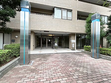上質感漂う玄関アプローチです。