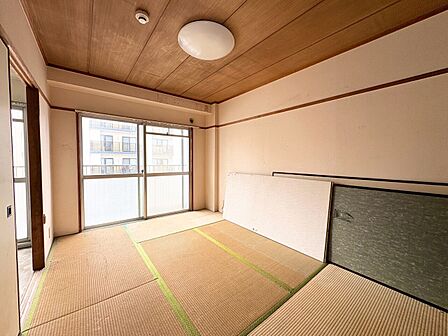 清かで艶やかな時間をもたらしてくれる室内です。
