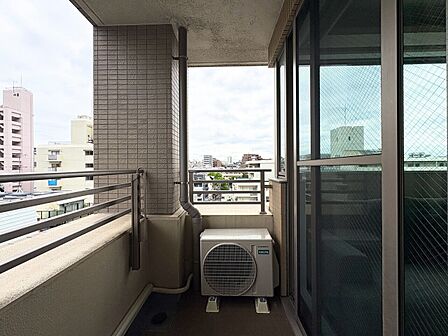 朝の澄んだ空気や、夕方に吹く清々しい風を感じられるバルコニー。