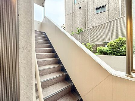 共用部の階段です。明るく清潔に管理されています。
