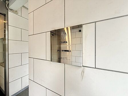 スタイリッシュなエンブレム。お洒落なマンションは入り口から。