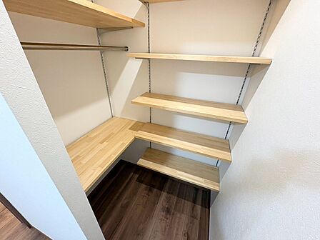 家電やスーツケース、ストック品など何でも片付く嬉しい空間です。