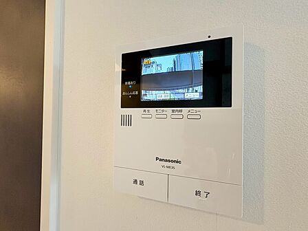 誰が来てもわかる様にモニター付きインターホンを設置。