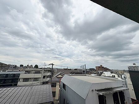 陽当たり・通風・開放感に恵まれた環境です。