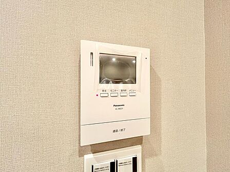 誰が来てもわかる様にモニター付きインターホンを設置。