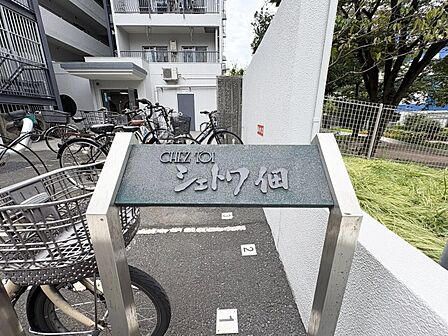 スタイリッシュなエンブレム。お洒落なマンションは入り口から。
