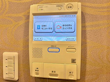 誰が来てもわかる様にモニター付きインターホンを設置。
