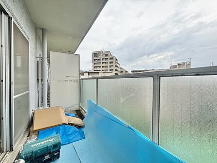 朝の澄んだ空気や、夕方に吹く清々しい風を感じられるバルコニー。
