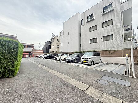 駐車スペースが嬉しいですね。※空き状況は都度ご確認下さい。