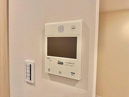 誰が来てもわかる様にモニター付きインターホンを設置。